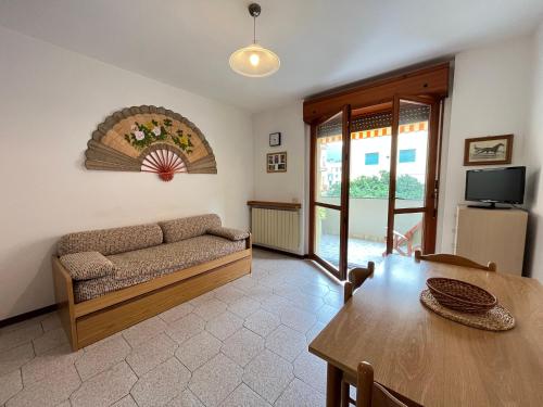 un soggiorno con divano e tavolo di Appartamento Ceula a Levanto
