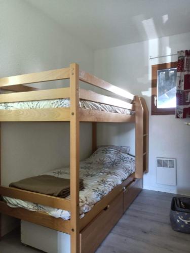 quelques lits superposés dans une chambre dans l'établissement T3 avec terrasse 6 personnes, La Joue du Loup, à La Joue du Loup