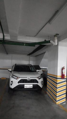un coche blanco aparcado en un garaje en Dulcea, en Quito