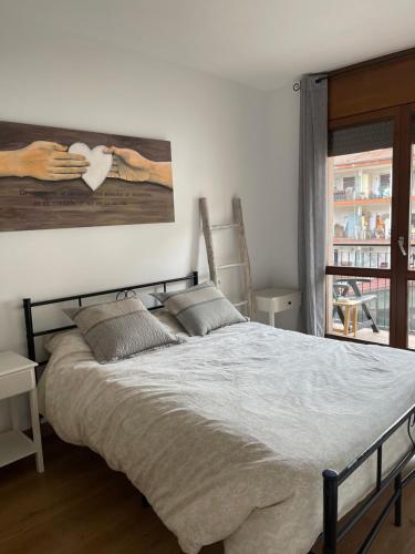 um quarto com uma cama grande e 2 almofadas em Piso Victoria em Guardiola de Berguedà