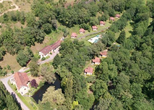an overhead view of a house with trees and a river at La Grange du Héron in Balaguier-dʼOlt