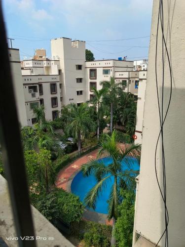 vista para uma piscina a partir de um edifício em GT em Chennai