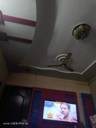 uma televisão numa sala de estar com tecto em GT em Chennai