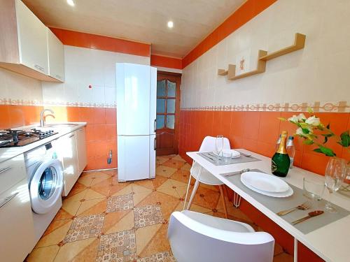 a kitchen with a sink and a washing machine at Слава Героям 11 Сеть апартаментов Alex Apartments Бесконтактное заселение 24-7 in Poltava