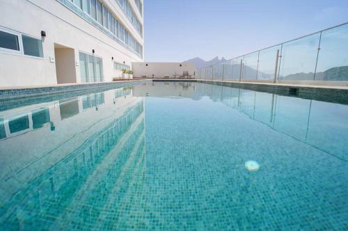 een zwembad met een bal in het midden van een gebouw bij Best Apt Luxury Modern New 2BR Gym Pool 3mins SPGG in Monterrey