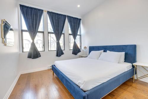 - une chambre avec un lit bleu et 2 fenêtres dans l'établissement M11 Gorgeous 3BR wKingBed Perfect Location, à Montréal
