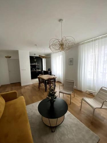 un salon avec un canapé et une table dans l'établissement Champagne! Appartement spacieux Reims centre, à Reims