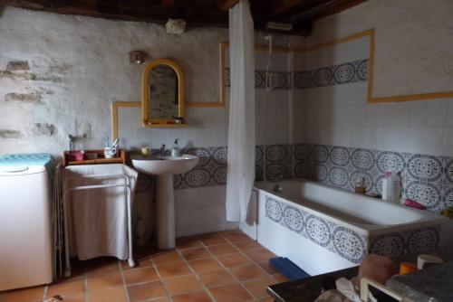 une salle de bain avec un lavabo et une baignoire et un lavabo dans l'établissement Charmante maison du XVIIe siècle, à Came