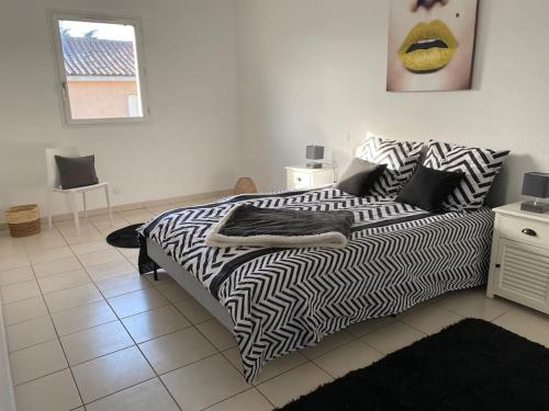 un salon avec un lit et un canapé dans l'établissement Appartement cosy. Merville centre. Proche aéroport et Parc Exposition, à Merville