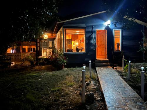 a house at night with a light on the door at Los queñes Country House in Los Queñes