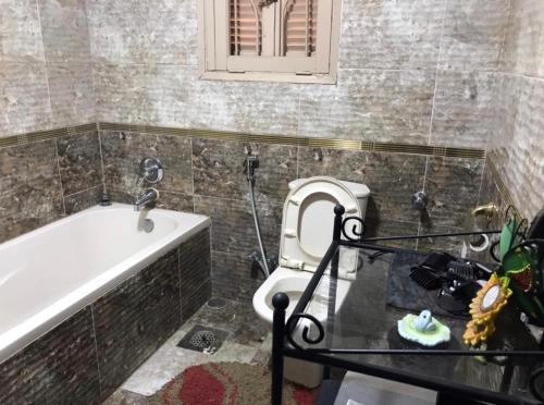 ein Bad mit einer Badewanne und einem WC in der Unterkunft Comfort Room in Kairo