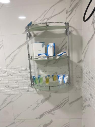 une étagère dans une salle de bains avec des plats bleus et blancs dans l'établissement Red_Hut_Resort, à Sharīyah