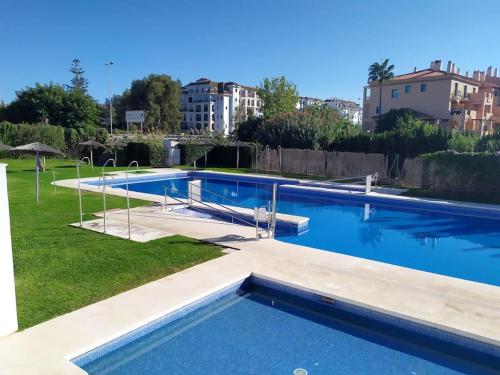 Apartamento entero con solárium en Sabinillas, con piscina y al lado del Puerto de la Duquesa