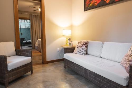 a living room with a couch and a chair at Casa da Lua Pousada in Alto Paraíso de Goiás
