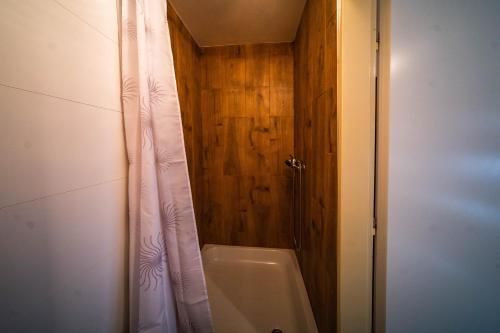 W łazience znajduje się wanna i kabina prysznicowa. w obiekcie Chatky Máj Máchovo jezero w mieście Doksy