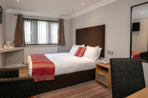 Cama o camas de una habitación en Best Western Bradford Guide Post Hotel