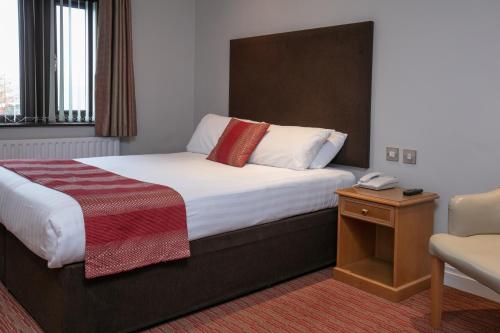 Cama o camas de una habitación en Best Western Bradford Guide Post Hotel