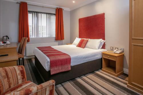ブラッドフォードにあるBest Western Bradford Guide Post Hotelのベッドと椅子付きのホテルルーム