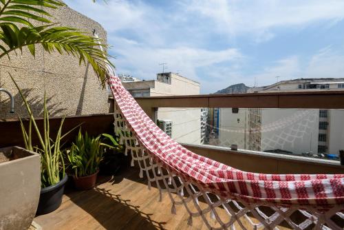 una hamaca en la parte superior de un balcón en Studio a 200m da Praia de Copacabana | FM 144/1105, en Río de Janeiro