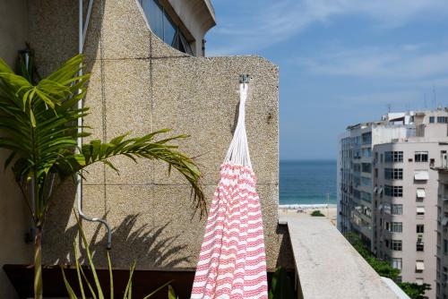 una toalla colgada en el lateral de un edificio junto a la playa en Studio a 200m da Praia de Copacabana | FM 144/1105, en Río de Janeiro