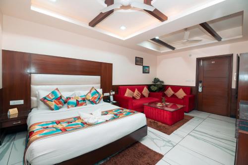 1 dormitorio con 1 cama y 1 sofá rojo en The Fern Residency Katra en Katra