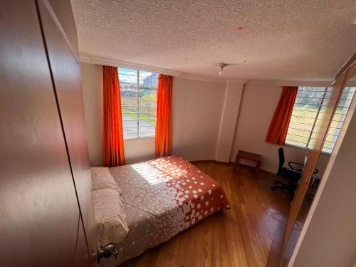 1 dormitorio pequeño con 1 cama y 2 ventanas en Quitumbe - Moderno y cómodo departamento, en Quito