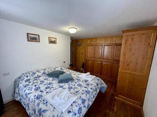a small bedroom with a bed with blue and white sheets at BOUQUE GEORGEOLINE in Rhêmes-Notre-Dame