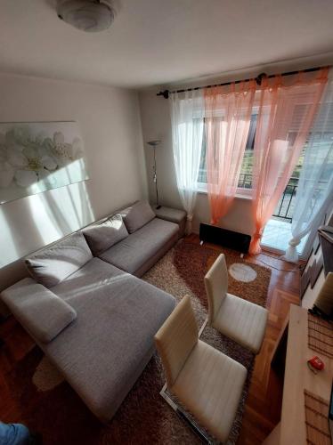 a living room with a couch and two chairs at Dorka apartman in Vonyarcvashegy