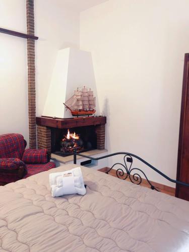 1 dormitorio con 1 cama y chimenea en Alle Terme en Misterbianco