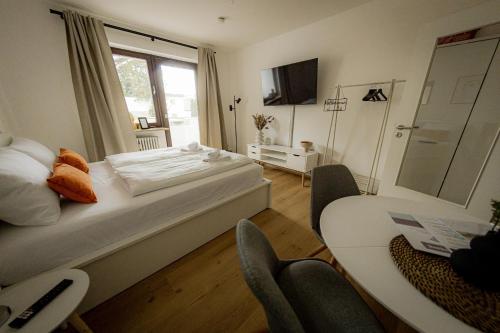 Ένα ή περισσότερα κρεβάτια σε δωμάτιο στο !GoldPath! Passau - Spitalhof I Modern I WLAN I Küche I Balkon I SmartTV mit Wipu