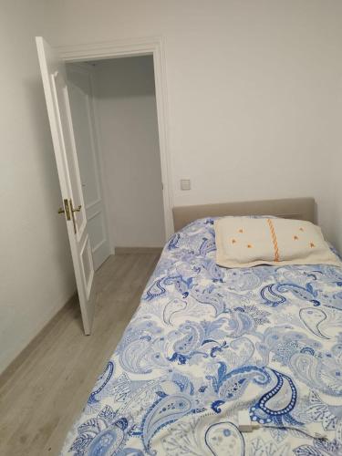 a bedroom with a bed with a pillow on it at Habitaciones en apartamento compartido de Pozuelo de Alarcón in Pozuelo de Alarcón