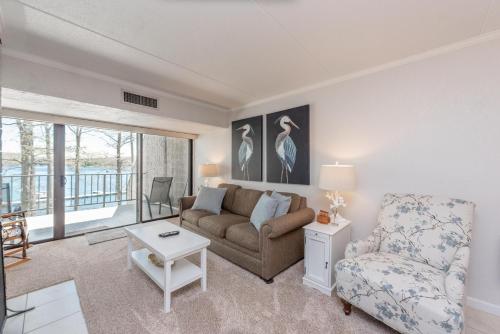 207B One Bedroom One Bath – Photos 2