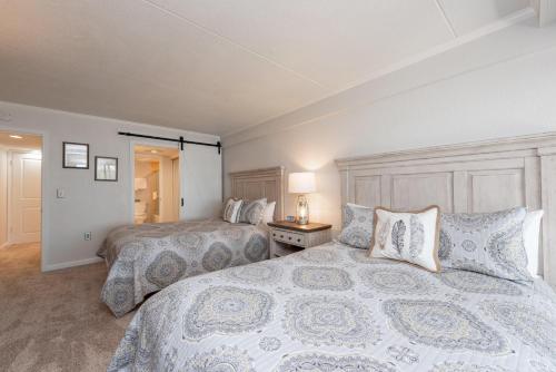 a bedroom with two beds and a lamp in it at 207B One Bedroom One Bath in Oakland