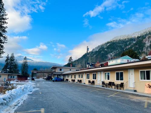 a street with a row of buildings and a mountain at Villa Motel in Nelson