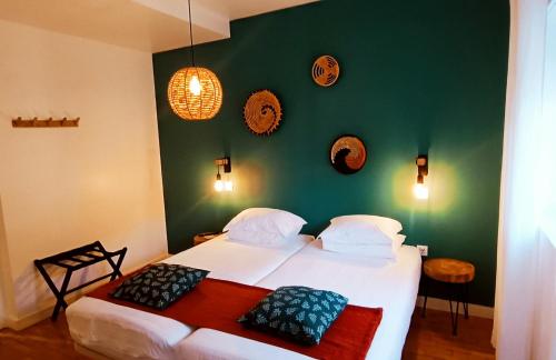 a bedroom with a large bed with a green wall at Aveiro Rossio Lodge in Aveiro