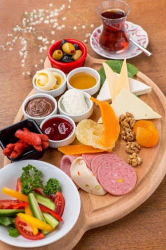 een dienblad met kaas en groenten op tafel bij World Class Hotel - Istanbul Airport in Arnavutköy