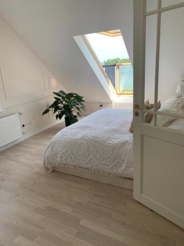 Habitación blanca con cama y ventana en Room with the view!, en Haapsalu