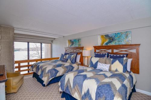 Ένα ή περισσότερα κρεβάτια σε δωμάτιο στο 301D Two Bedroom Two Bath