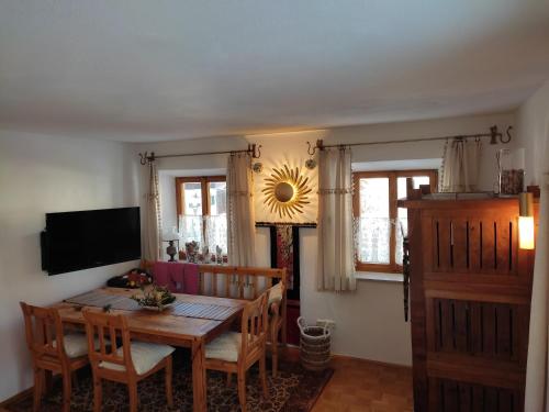 - une salle à manger avec une table et des chaises en bois dans l'établissement Künstlerhaus Weissgerbergütl, à Marquartstein