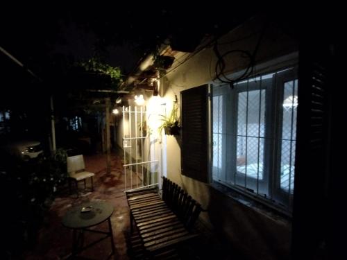 una casa por la noche con una ventana y una mesa en Casa María Elena en San Rafael