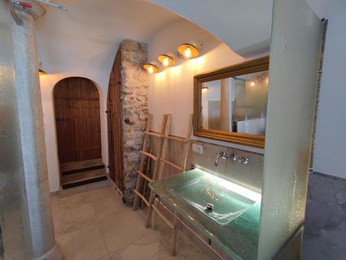 uma casa de banho com um lavatório e um espelho em Künstlerhaus Weissgerbergütl em Marquartstein