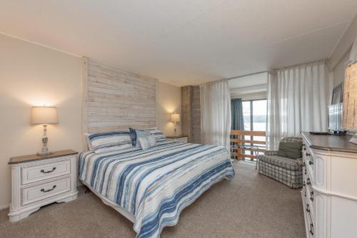 ein Schlafzimmer mit einem Bett, einem Schreibtisch und einem Stuhl in der Unterkunft 304C One Bedroom One Bath in Oakland