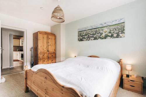 PorschdorfFeWo in ruhiger Lage am Wanderweg zum Lilienstein的一间带一张白色大床的卧室和一间厨房