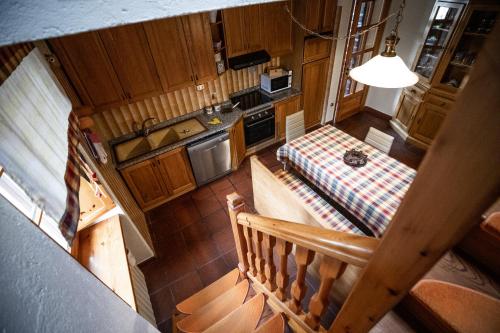 - une vue de tête sur une petite cuisine avec une table et une table dans l'établissement Maison La Bagne, à Aoste