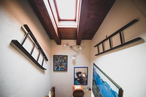 Maison La Bagne في أَويستا: غرفة معيشة بها منور ونافذة