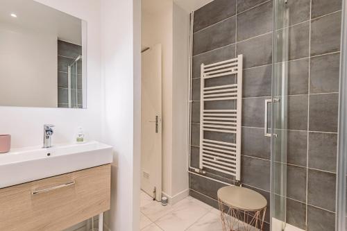 un bagno con lavandino e doccia di 2 chambres, proche hyper centre a Reims