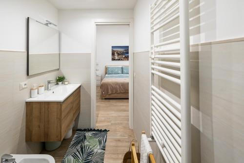 1 dormitorio y baño con lavabo. en Adelis Case Vacanza, en Nápoles