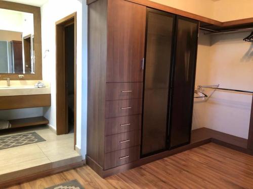 La salle de bains est pourvue d'une grande douche et d'un lavabo. dans l'établissement Hermosa residencia de lujo, à Hermosillo