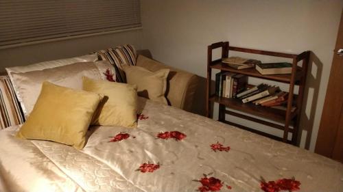 Una cama o camas en una habitación de Chandeliers 6