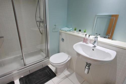 e bagno con servizi igienici, lavandino e doccia. di Spacious 2 Bed, 2 Bath apartment -The Shore, Leith a Edimburgo